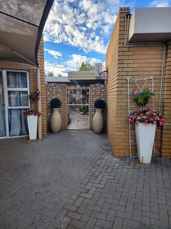 Villa Rose Cottages Bloemfontein Esterno foto