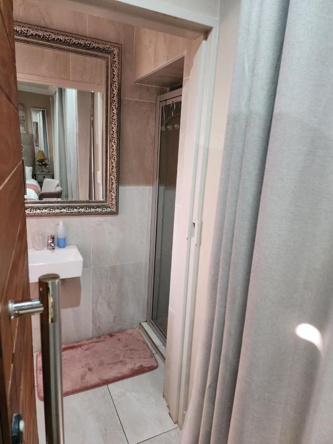 Villa Rose Cottages Bloemfontein Esterno foto