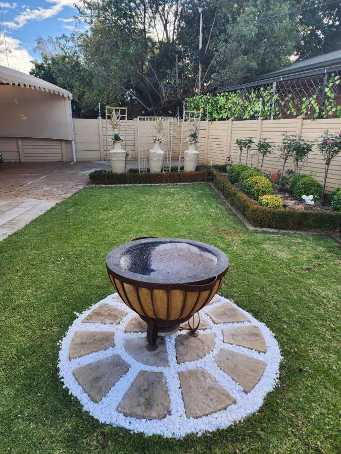 Villa Rose Cottages Bloemfontein Esterno foto
