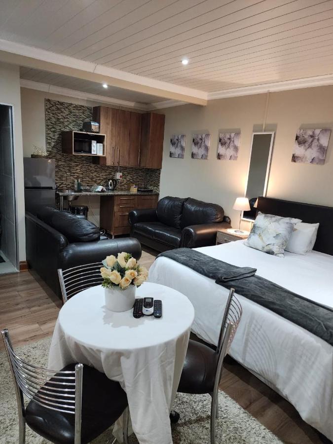 Villa Rose Cottages Bloemfontein Esterno foto