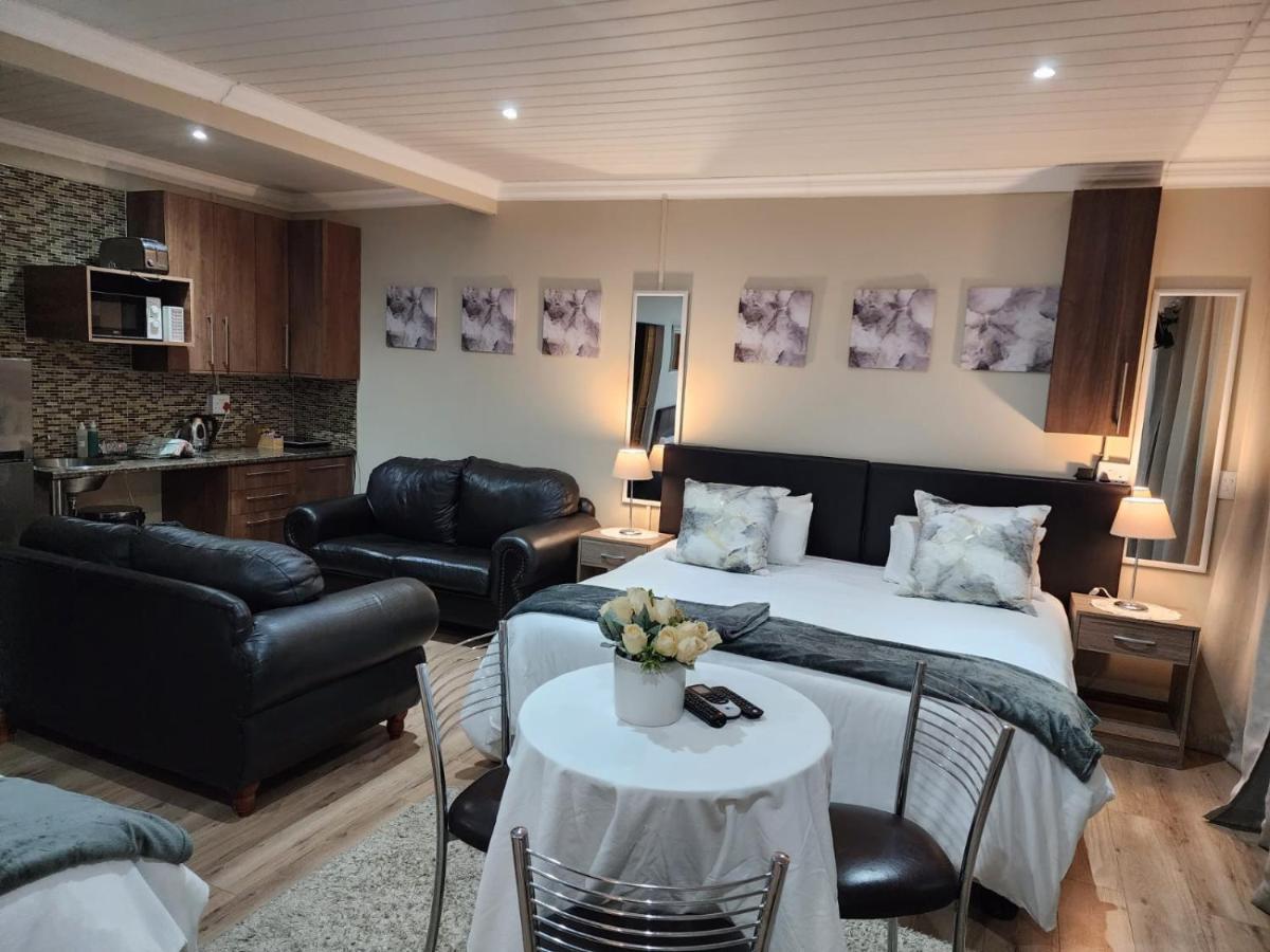 Villa Rose Cottages Bloemfontein Esterno foto