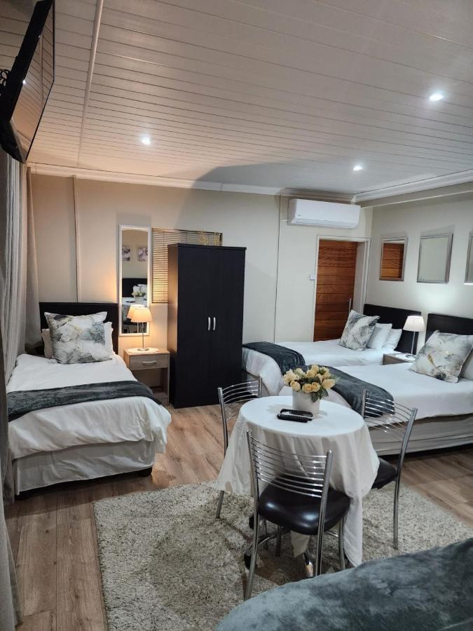 Villa Rose Cottages Bloemfontein Esterno foto